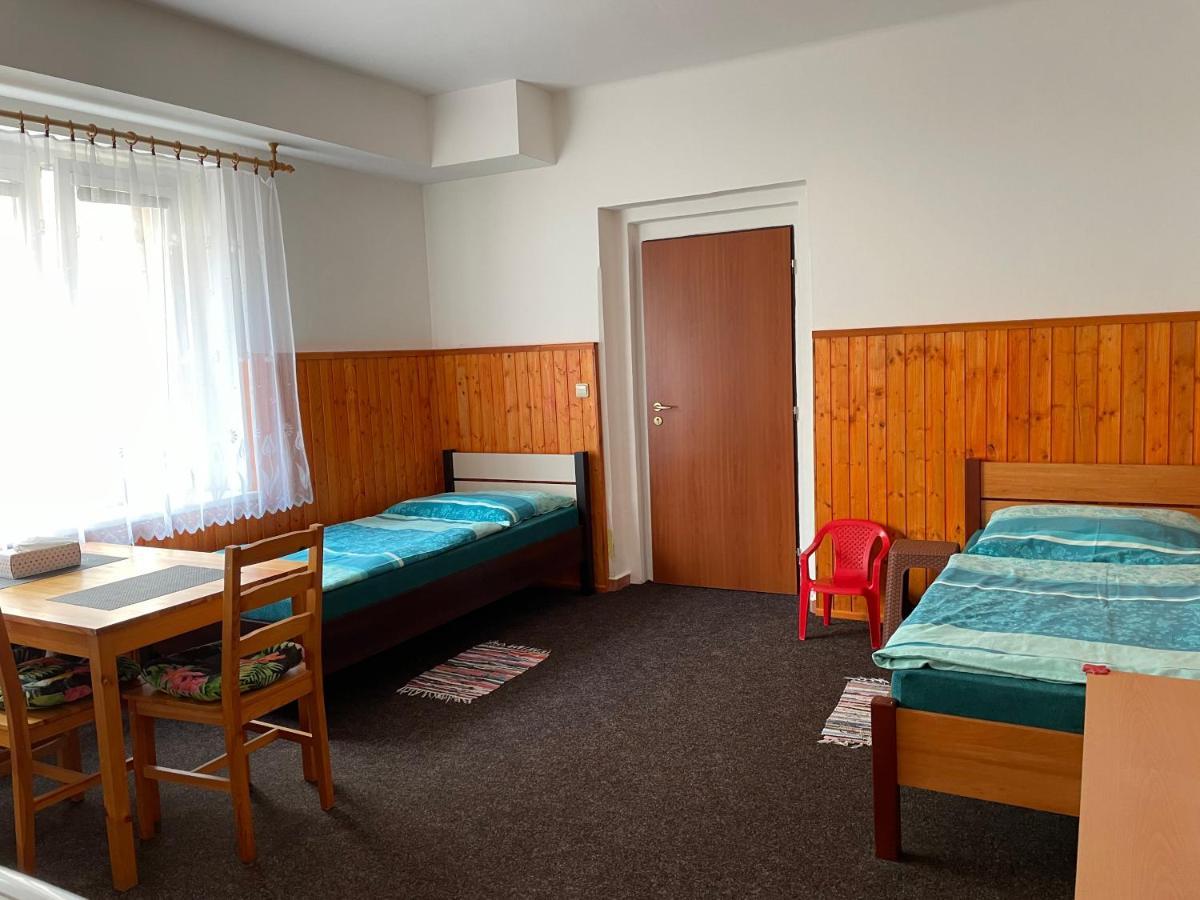 Garsoniera v roddiném domě Hostal Dubice Exterior foto