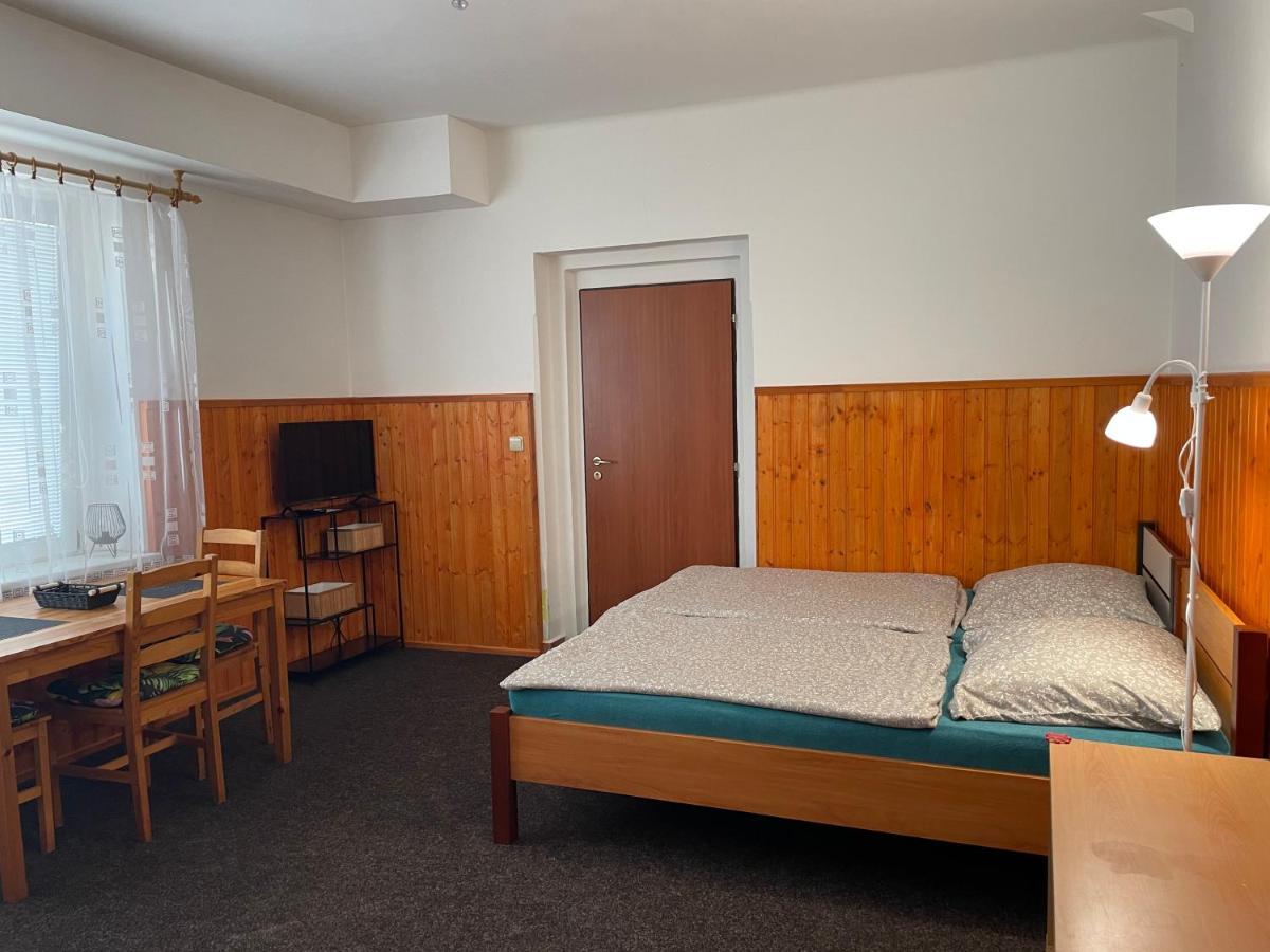 Garsoniera v roddiném domě Hostal Dubice Exterior foto