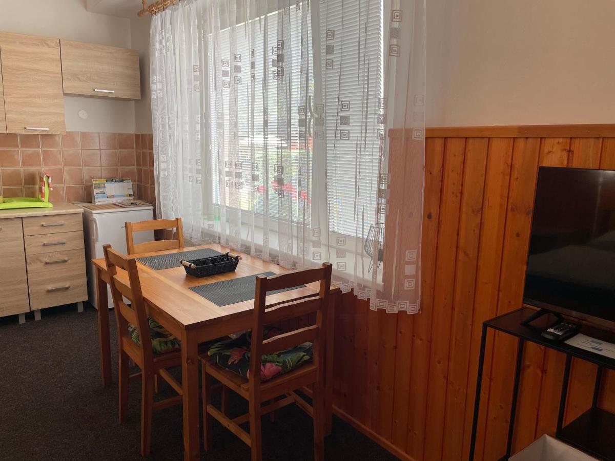 Garsoniera v roddiném domě Hostal Dubice Exterior foto